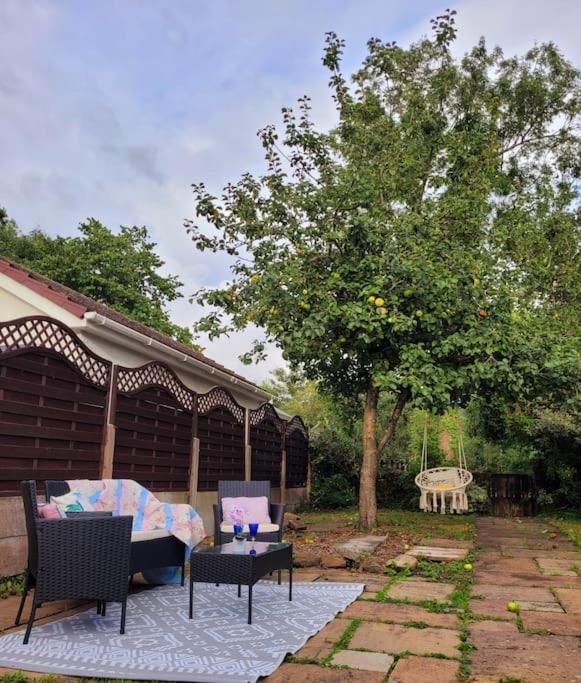 Riverside Bungalow - Direct River Access! Ystradgynlais 외부 사진